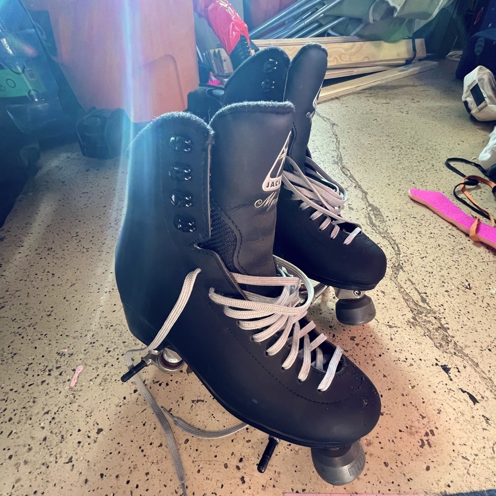 Jackson mystique Skates with pilot falcon Plates size 8